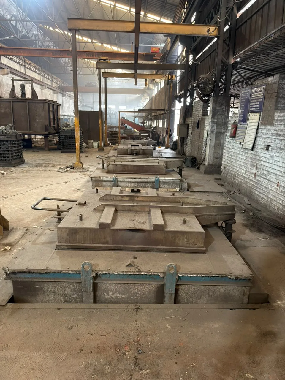 Heat treatment furnace line with bogie hearths