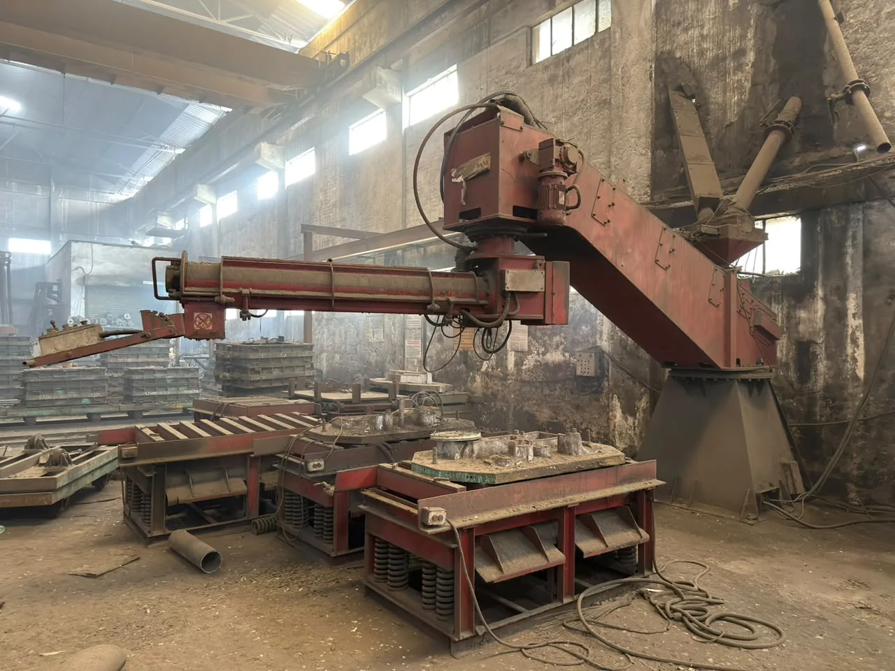No-bake moulding mixer and compaction tables